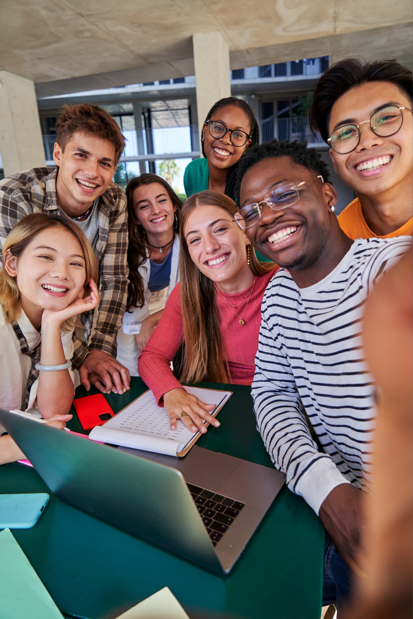 Grupo de alumnas de Breeze practicando inglés juntas